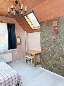 スラブスクにあるНа Двоїхの石壁のベッドルーム(テーブル付) +14枚の写真