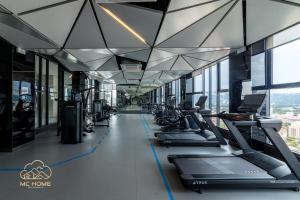 ein Fitnessstudio mit einer Reihe von Laufbändern und Geräten in der Unterkunft 22Macalisterz by MC Home in George Town