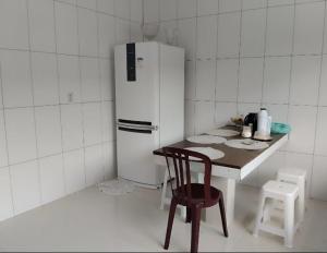 Kuchyň nebo kuchyňský kout v ubytování Quarto 1 próximo ao Aeroporto Internacional