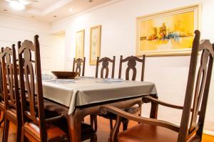 ein Esszimmer mit einem Tisch mit Stühlen und einem Gemälde in der Unterkunft Book Santos SaintClaude 100 metros quadrados no Coração de Santos in Santos