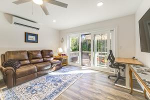 Ocean Pointにある2 Mi to Grimes Cove! 2-Story Unit on 3 Acresのリビングルーム(革張りのソファ、デスク付)