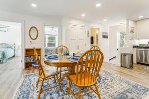 Ocean Pointにある2 Mi to Grimes Cove! 2-Story Unit on 3 Acresのテーブルと椅子のあるキッチンとダイニングルーム