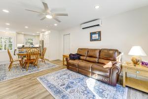 Ocean Pointにある2 Mi to Grimes Cove! 2-Story Unit on 3 Acresのソファとテーブルのあるリビングルーム +21枚の写真