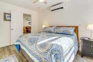 Ocean Pointにある2 Mi to Grimes Cove! 2-Story Unit on 3 Acresの青と白のベッドカバーがかかったベッドのある寝室