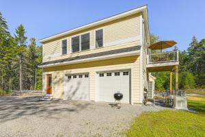 Ocean Pointにある2 Mi to Grimes Cove! 2-Story Unit on 3 Acresのガレージと傘付きの家
