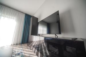 Zimmer mit einem Schreibtisch und einem TV an der Wand in der Unterkunft Kintu Perlas Villa - with optional Hot Tub on request in Kintai + 84 Fotos