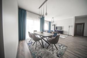 ein Wohnzimmer mit einem Esstisch und Stühlen in der Unterkunft Kintu Perlas Villa - with optional Hot Tub on request in Kintai