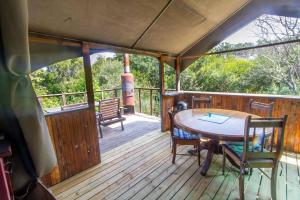 Μπαλκόνι ή βεράντα στο Wilderness Glamping Tents +35 φωτογραφίες