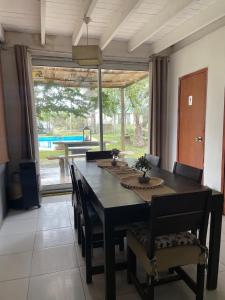 ein Esszimmer mit einem großen Tisch und Stühlen in der Unterkunft Casa ubicada en Calle 16 Balneario Buenos Aires in Balneario Buenos Aires