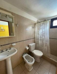 ein Badezimmer mit Toilette und Waschbecken in der Unterkunft Chill hotel in Villa Gesell + 4 Fotos