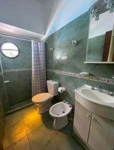 ein Badezimmer mit Toilette und Waschbecken in der Unterkunft Chill hotel in Villa Gesell