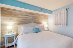 Ένα ή περισσότερα κρεβάτια σε δωμάτιο στο Beautifully Renovated Oceanfront 1BR! Roxanne Towers 303 +17 φωτογραφίες