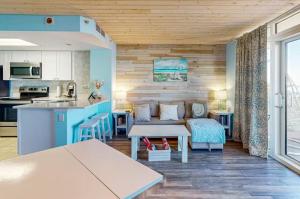 Η κουζίνα ή μικρή κουζίνα στο Beautifully Renovated Oceanfront 1BR! Roxanne Towers 303