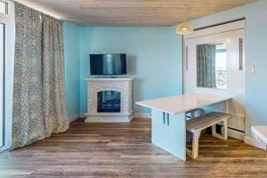 Μια τηλεόραση ή/και κέντρο ψυχαγωγίας στο Beautifully Renovated Oceanfront 1BR! Roxanne Towers 303