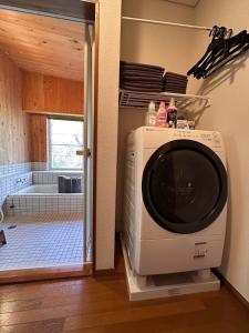 Φωτογραφία από το άλμπουμ του 森の中で仲間や家族とゆっくり過ごせる温泉付コテージ 会員制別荘地で広大なプライベート空間 ペット可 那須高原りんどうハウス σε Nasu +46 φωτογραφίες