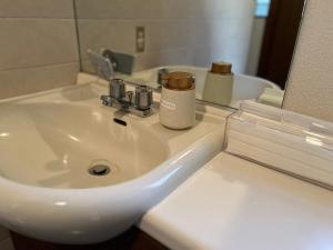 Ένα μπάνιο στο 森の中で仲間や家族とゆっくり過ごせる温泉付コテージ 会員制別荘地で広大なプライベート空間 ペット可 那須高原りんどうハウス