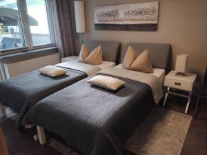 Habitación con 2 camas y almohadas. en Tango apartment, en Breitenworbis