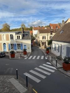 een lege straat met een zebrapad in een stad bij SWEET HOME Votre havre de paix au cœur d'Epernon in Épernon