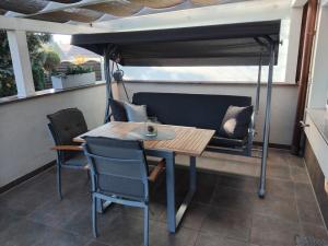 mesa y sillas en una habitación con cama en Tango apartment, en Breitenworbis