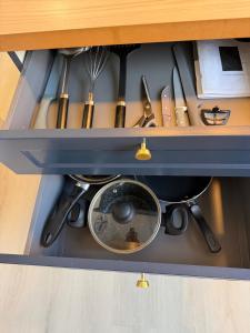 een lade gevuld met kookgerei in een keuken bij SWEET HOME Votre havre de paix au cœur d'Epernon in Épernon +6 foto's