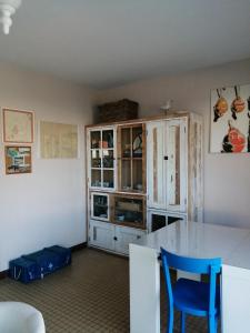 eine Küche mit einem Tisch und blauen Stühlen in der Unterkunft Terrasse du 7 in Notre-Dame-de-Monts