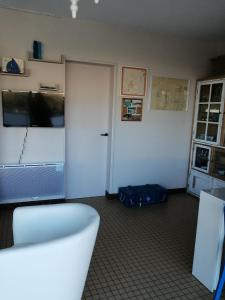 Zimmer mit einer weißen Tür und einem Zimmer mit in der Unterkunft Terrasse du 7 in Notre-Dame-de-Monts