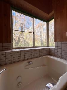 Φωτογραφία από το άλμπουμ του 森の中で仲間や家族とゆっくり過ごせる温泉付コテージ 会員制別荘地で広大なプライベート空間 ペット可 那須高原りんどうハウス σε Nasu