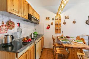 une cuisine avec une table avec des fruits dessus dans l'établissement Studio Valleverde 11D Ski In Ski Out - Happy Rentals, à Borgata Sestriere