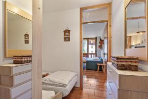une salle de bain avec une commode et un miroir dans l'établissement Studio Valleverde 11D Ski In Ski Out - Happy Rentals, à Borgata Sestriere 9 autres photos