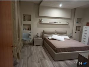 Un dormitorio con una cama, un escritorio y una silla. en Centauri, en Cantalupo