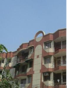 een hoog bakstenen gebouw met een rond raam bij Swastik Home Stay in Calcutta