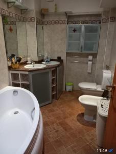 y baño con aseo, lavamanos y aseo. en Centauri, en Cantalupo