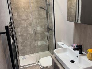 Ένα μπάνιο στο Lime Tree Lodge +8 φωτογραφίες