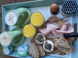 una lonchera llena de diferentes tipos de comida en La Fontaine, en Beaumont-du-Ventoux 28 fotos más