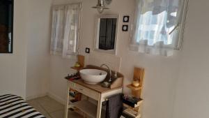 y baño con lavabo sobre una mesa de madera. en La Fontaine, en Beaumont-du-Ventoux