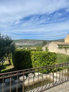 una vista desde la parte superior de un edificio con una valla en La Fontaine, en Beaumont-du-Ventoux