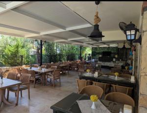 een restaurant met tafels en stoelen en een terras bij Turunç Barbaros Apart in Marmaris