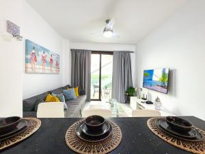 una sala de estar con una mesa con platos. en Cana Rock Penthouse Golf Views & Infinity Pool, en Punta Cana