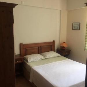een slaapkamer met een bed met 2 nachtkastjes en een bed sidx sidx sidx bij Turunç Barbaros Apart in Marmaris