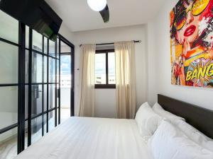 Un dormitorio con una cama y un cuadro en la pared. en Cana Rock Penthouse Golf Views & Infinity Pool, en Punta Cana 31 fotos más