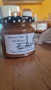 un tarro de mermelada sentado en una mesa de madera en La Fontaine, en Beaumont-du-Ventoux