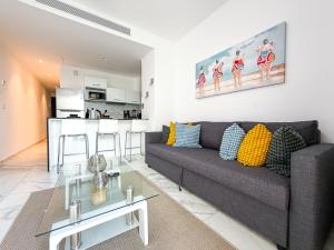 una sala de estar con un sofá y una mesa en Cana Rock Penthouse Golf Views & Infinity Pool, en Punta Cana