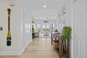 Postel nebo postele na pokoji v ubytování Blue Moon - LUX Oceanfront Pool Hot Tub Theater