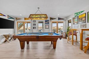 Biliár nebo kulečník v ubytování Blue Moon - LUX Oceanfront Pool Hot Tub Theater