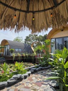 Κήπος έξω από το Tamcoc Moon An Bungalow & Restaurant