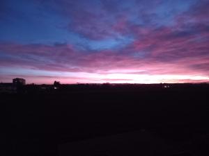 Una puesta de sol con un cielo morado y azul. en Centauri, en Cantalupo