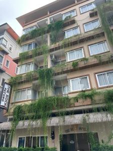 een appartementencomplex met planten aan de zijkant bij The Rock Patong Comfort Stay in Patong Beach