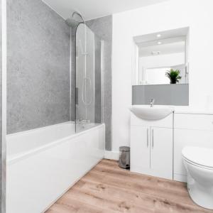 Ένα μπάνιο στο Two Bedroom Apartment - Parking - Balcony - Smethwick 4MC