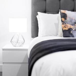 Ένα ή περισσότερα κρεβάτια σε δωμάτιο στο Two Bedroom Apartment - Parking - Balcony - Smethwick 4MC