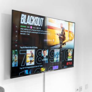 Μια τηλεόραση ή/και κέντρο ψυχαγωγίας στο Two Bedroom Apartment - Parking - Balcony - Smethwick 4MC